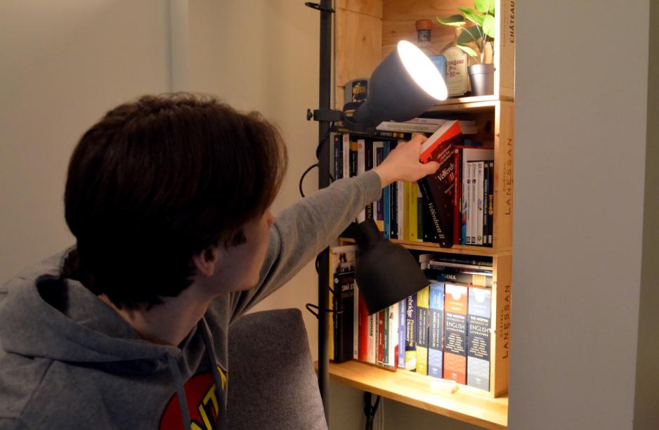 Student med pensumb&oslash;ker