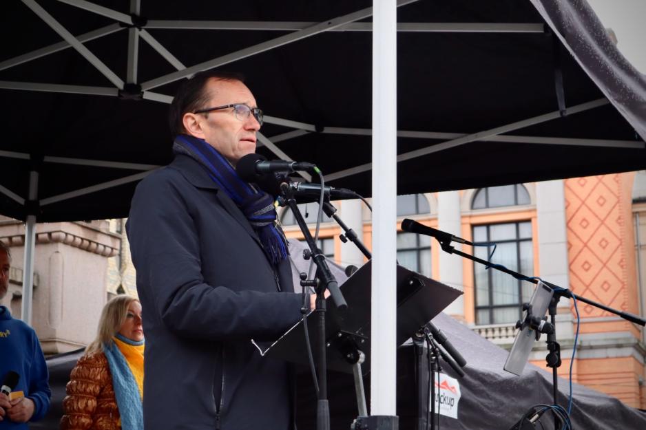 Espen Barth Eide som st&aring;r p&aring; talerstolen