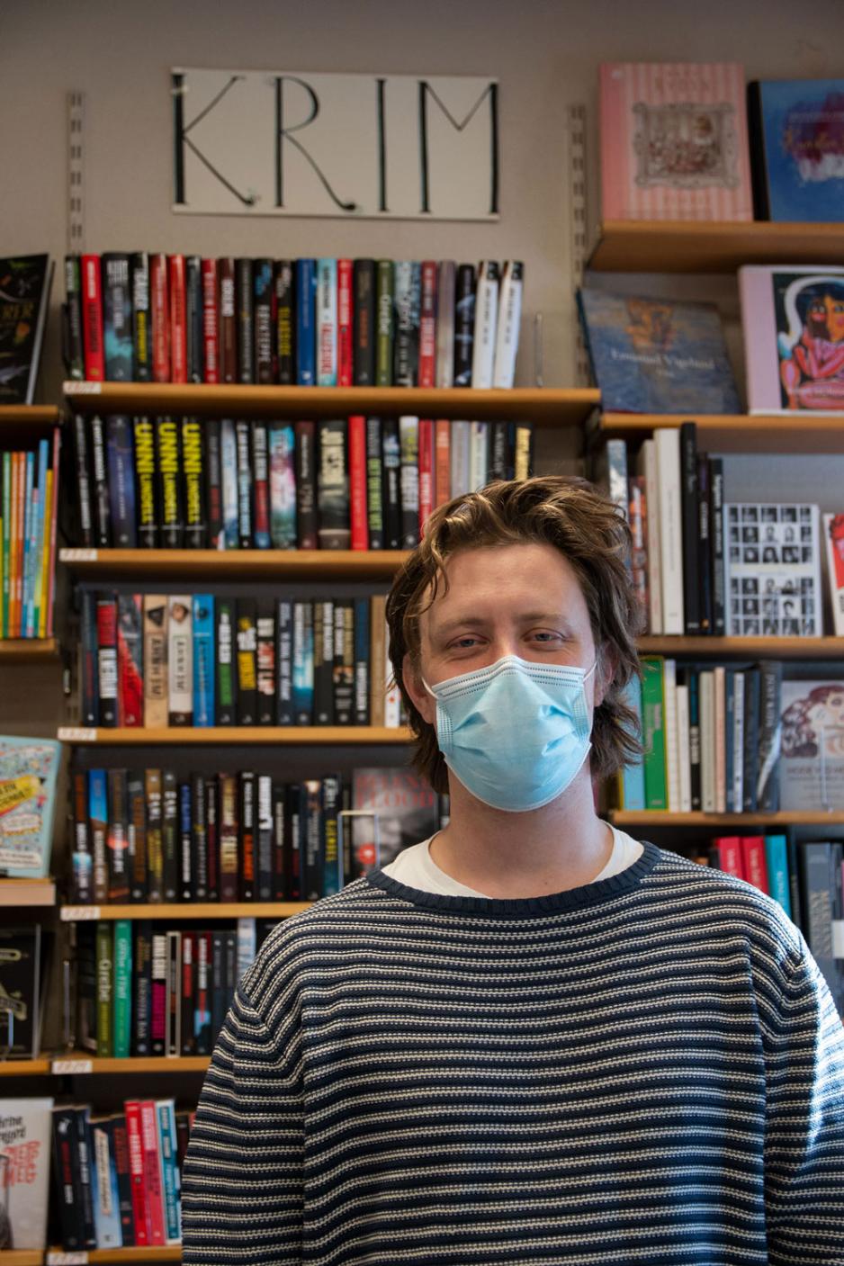 Innehaver i Sagene bokhandel Espen Munkebye foran b&oslash;ker