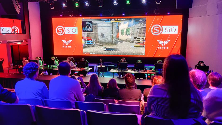 Spillere p&aring; scene med publikum