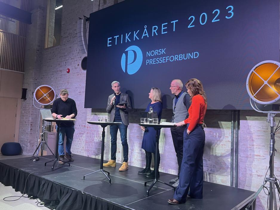 Bildet viser redakt&oslash;rer under en debatt p&aring; seminaret Etikk&aring;ret 2023