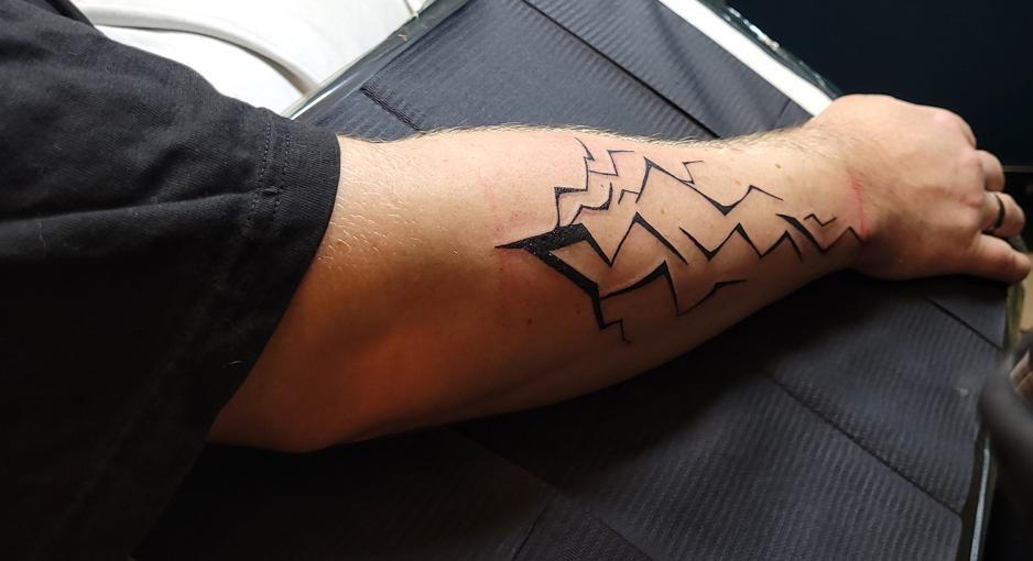 Tatovering av eit lyn p&aring; ein arm. 