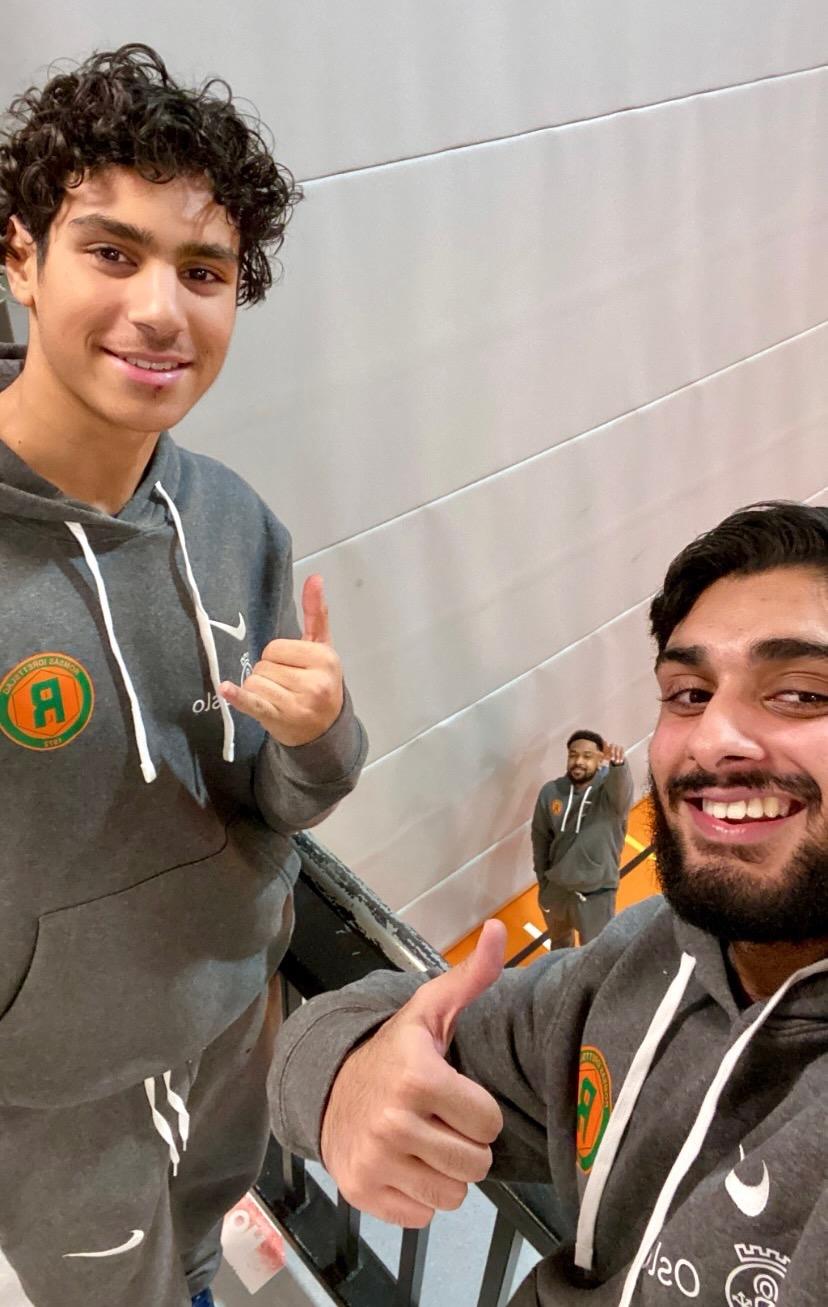 Aktivitetsledere og medansvarlig smiler til kamera i Roms&aring;shallen.