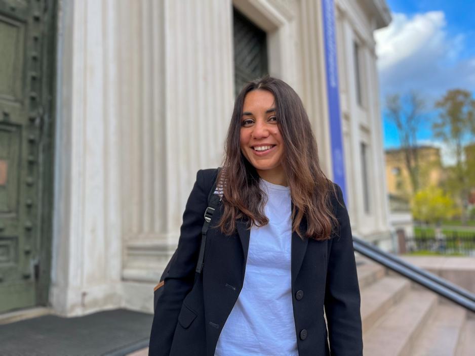 Russisk uavhengig journalist Lola Tagaeva. Hun har sort dress og m&oslash;rkt h&aring;r og smiler mot kamera.