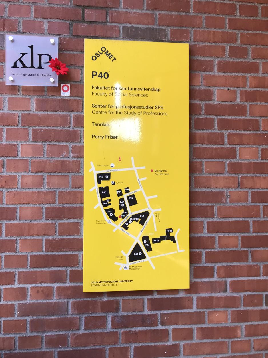 Skilt p&aring; OsloMet med norsk og engelsk skrift.