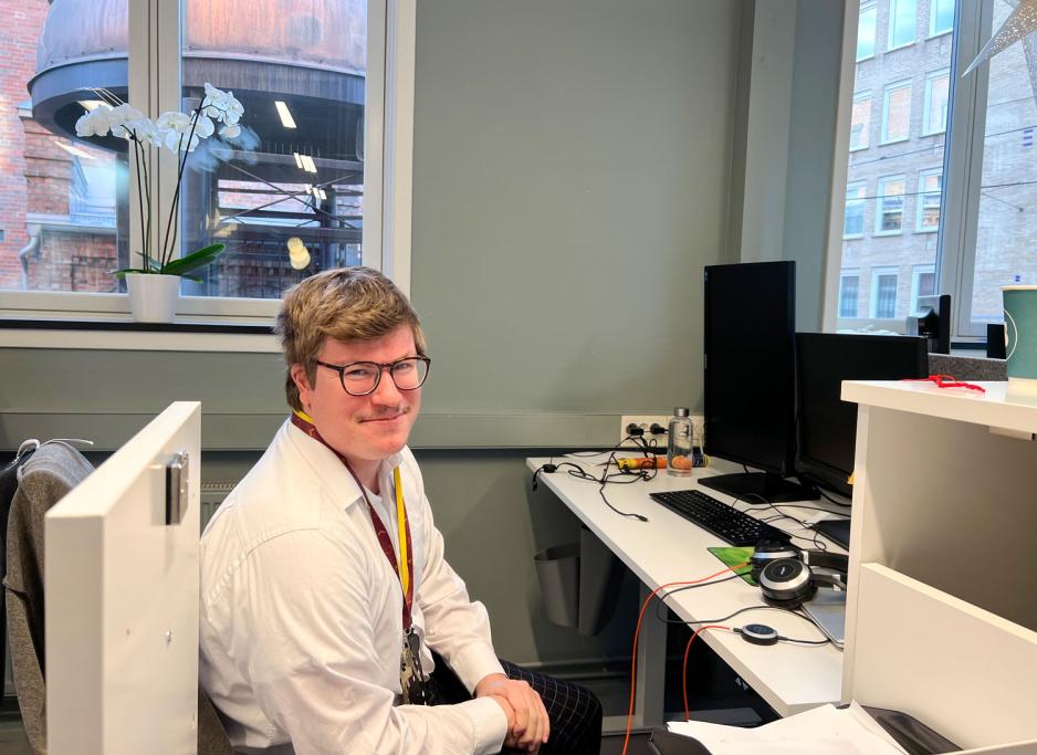 Fagpolitisk ansvarlig ved Studentparlamentet p&aring; sitt kontor i P52. 