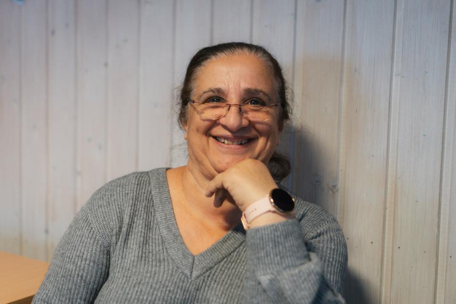 Hachte Emini smiler for strikkeklubb p&aring; Holmlia Frivillighetssentral