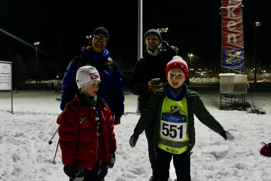 To fedre st&aring;r sammen med sine s&oslash;nner, f&oslash;r de skal ut &aring; g&aring; skirenn.