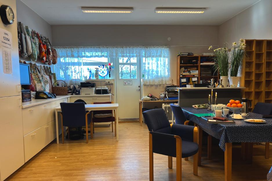 Et rom med kj&oslash;kken, bord og stoler