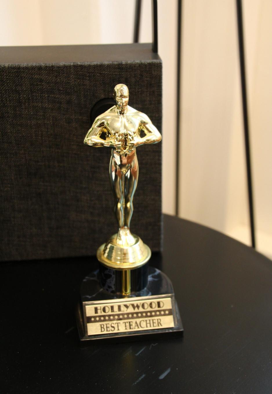 Figuren som ligner p&aring; Oskars-statuett med tekst Best Teacher