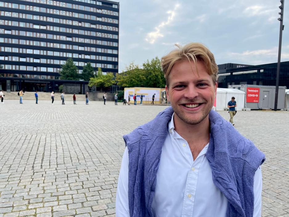 Student Fillip Martel Feragen i k&oslash; til valgboden p&aring; Fredrikkeplassen p&aring; Blindern.