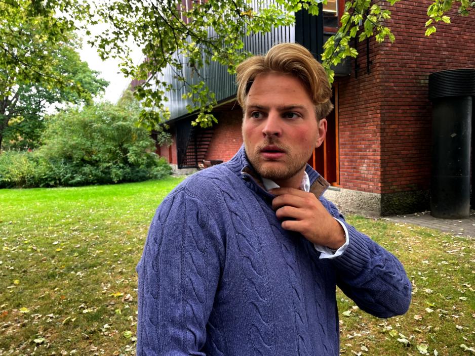 Student Fillip Martel Feragen i k&oslash; til valgboden p&aring; Fredrikkeplassen p&aring; Blindern.