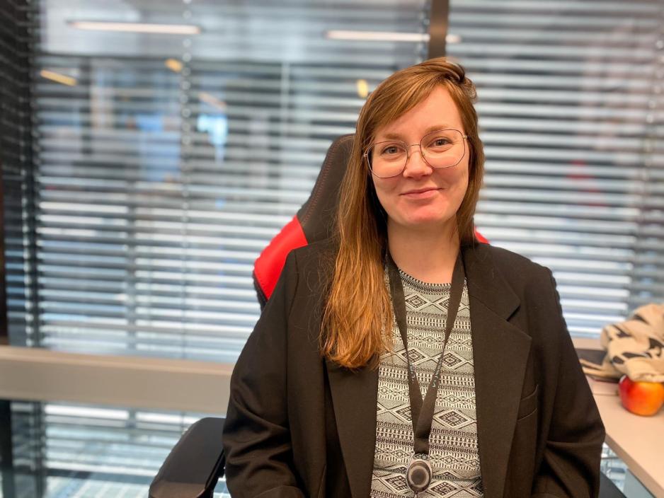 Ei dame med svarte kl&aelig;r og briller.