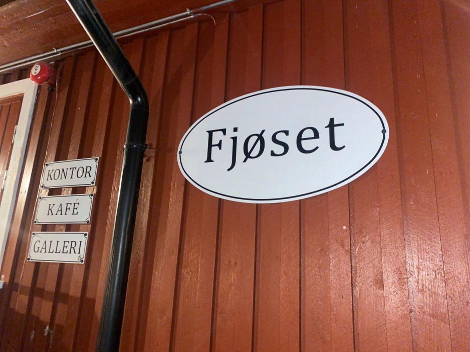 Bildet viser et fj&oslash;s-skilt. 