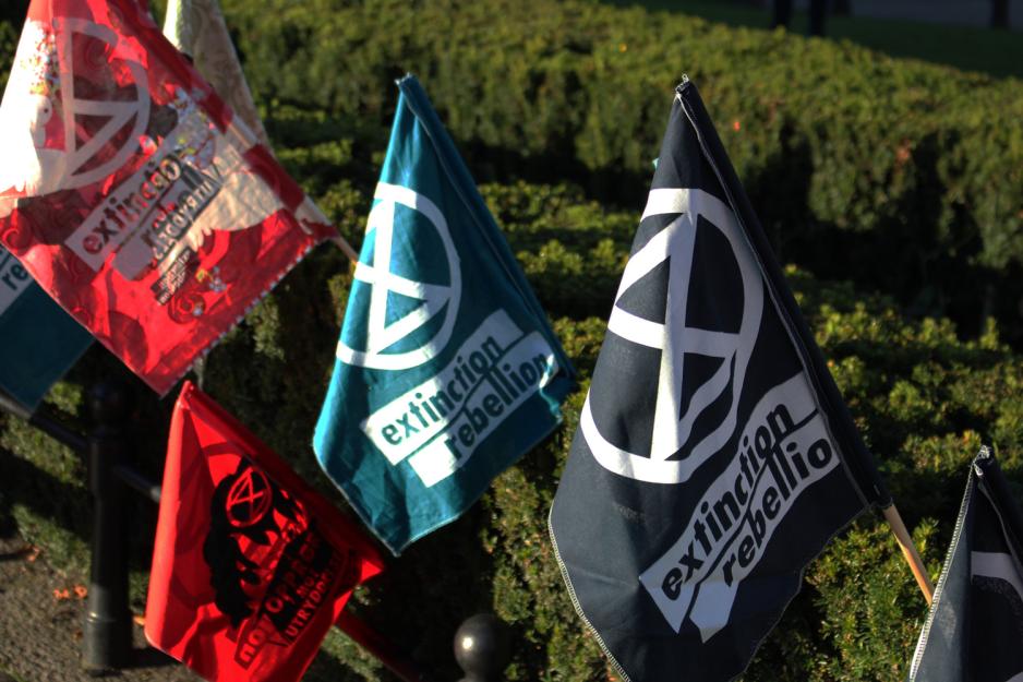 Flagg plassert p&aring; Eidsvoll plass