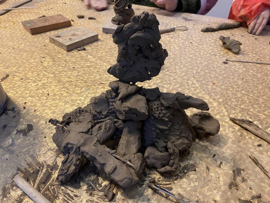 N&aelig;rbilde av skulpturen til guttene