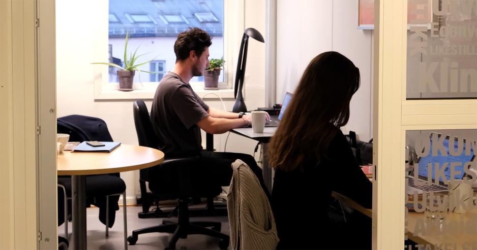 To ansatte sitter p&aring; kontor og jobber