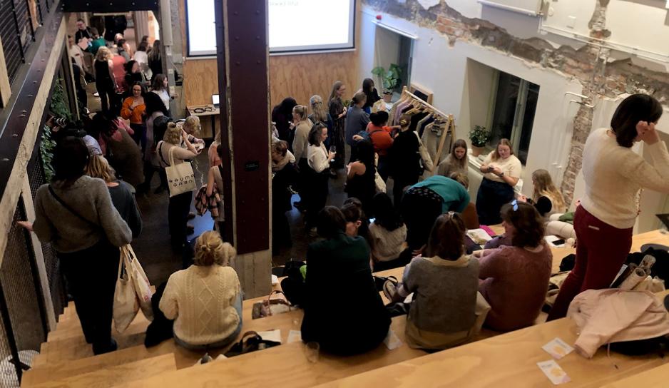 Folkemengde p&aring; Share Oslo under lanseringen av Fremstrikk