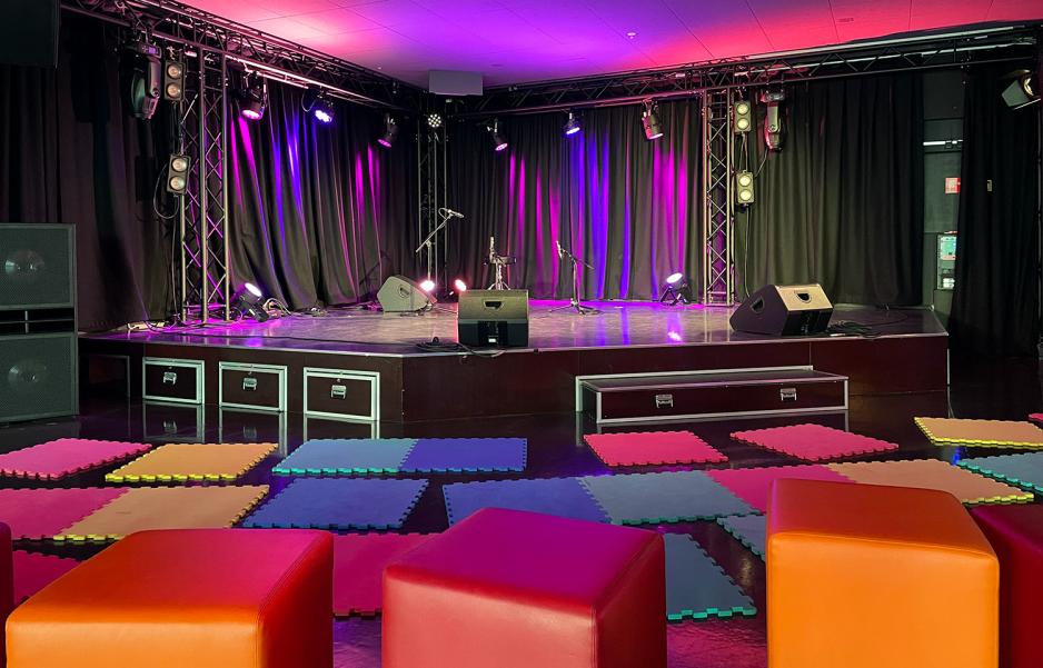 Bildet viser scenen p&aring; Popsenteret. Sitteplassene er organisert for barna som kommer senere p&aring; dagen. 