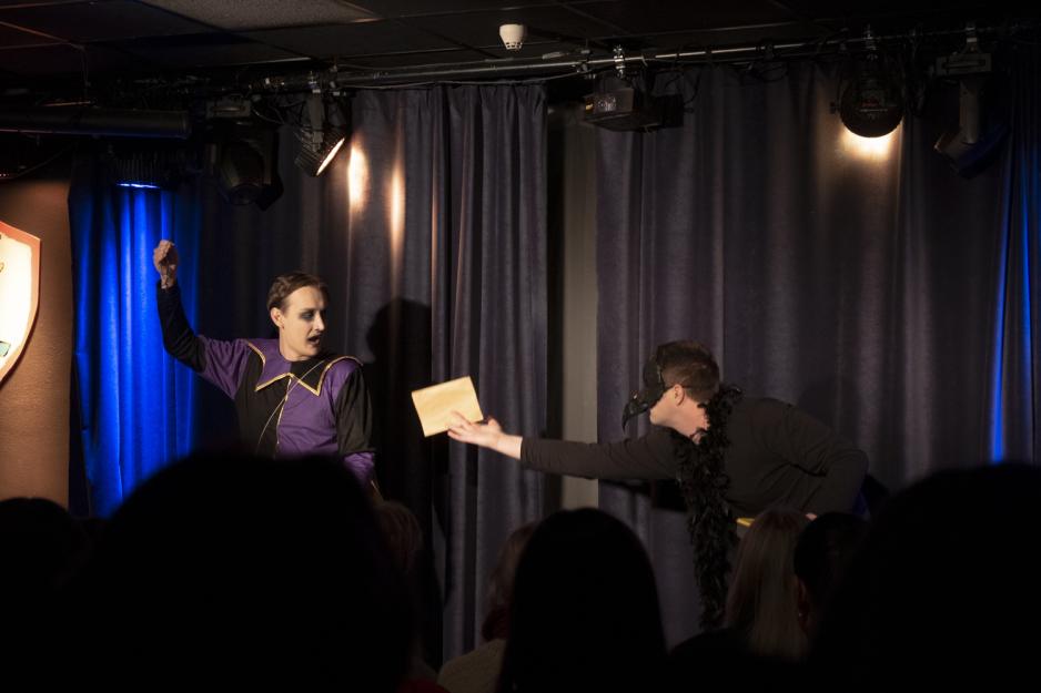 Menn i kostyme p&aring; scenen