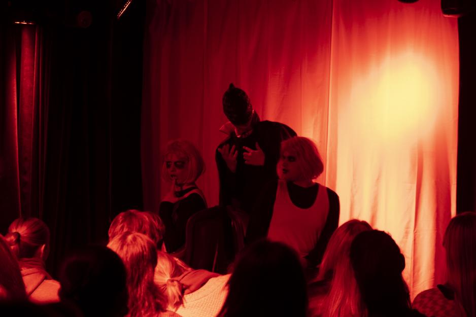 Mann med b&oslash;ff p&aring; hode omringet av noen snodige jenter