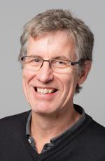 En forsker ved Transport&oslash;konomisk institutt smiler til kameraet