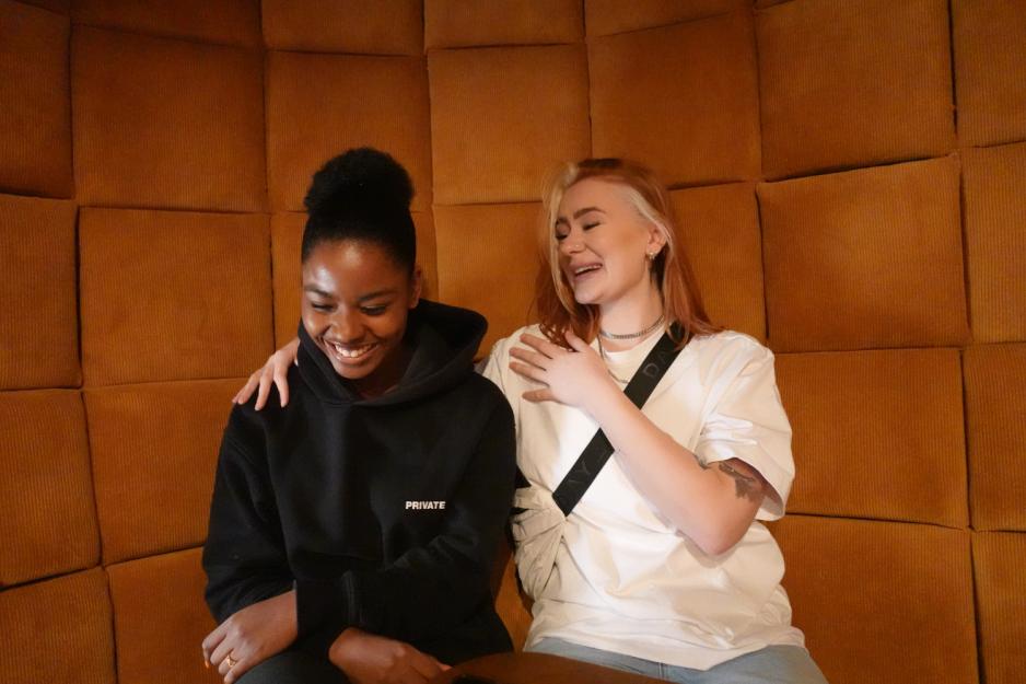 Suellen Boujdad og Luna Amarna Thijm p&aring; sin f&oslash;rste date.