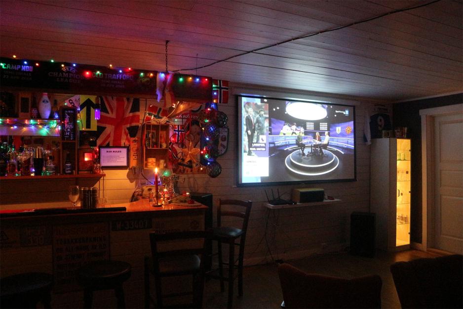  I baren har Sivertsen en prosjektor med lerret til &aring; se kamper p&aring;.