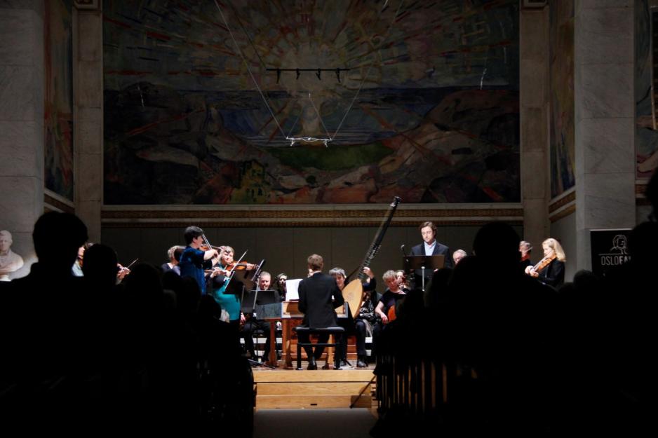 Scenen sett fra midtgangen. Man kan se orgelisten sitte p&aring; scenen med ryggen til.