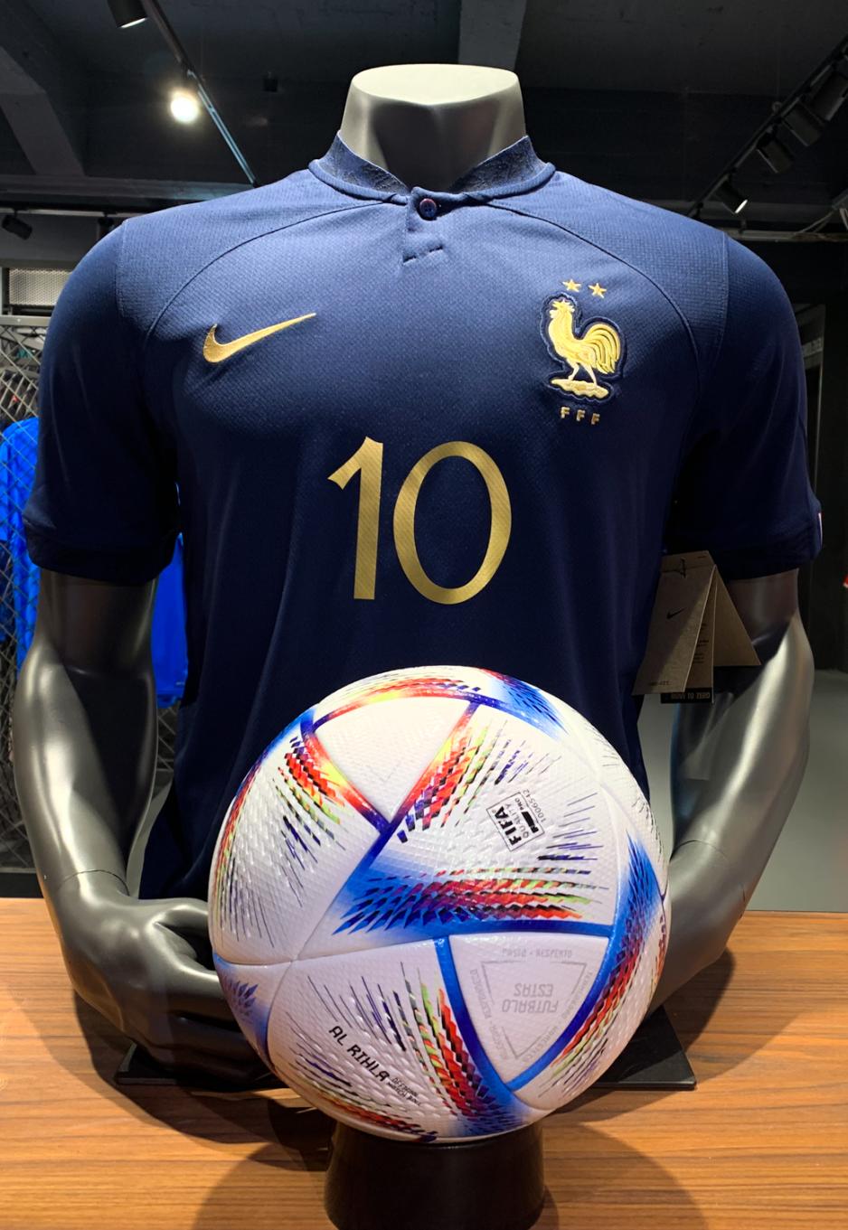 Kylian Mbapp&eacute; sin drakt p&aring; en mannequin-dukke.