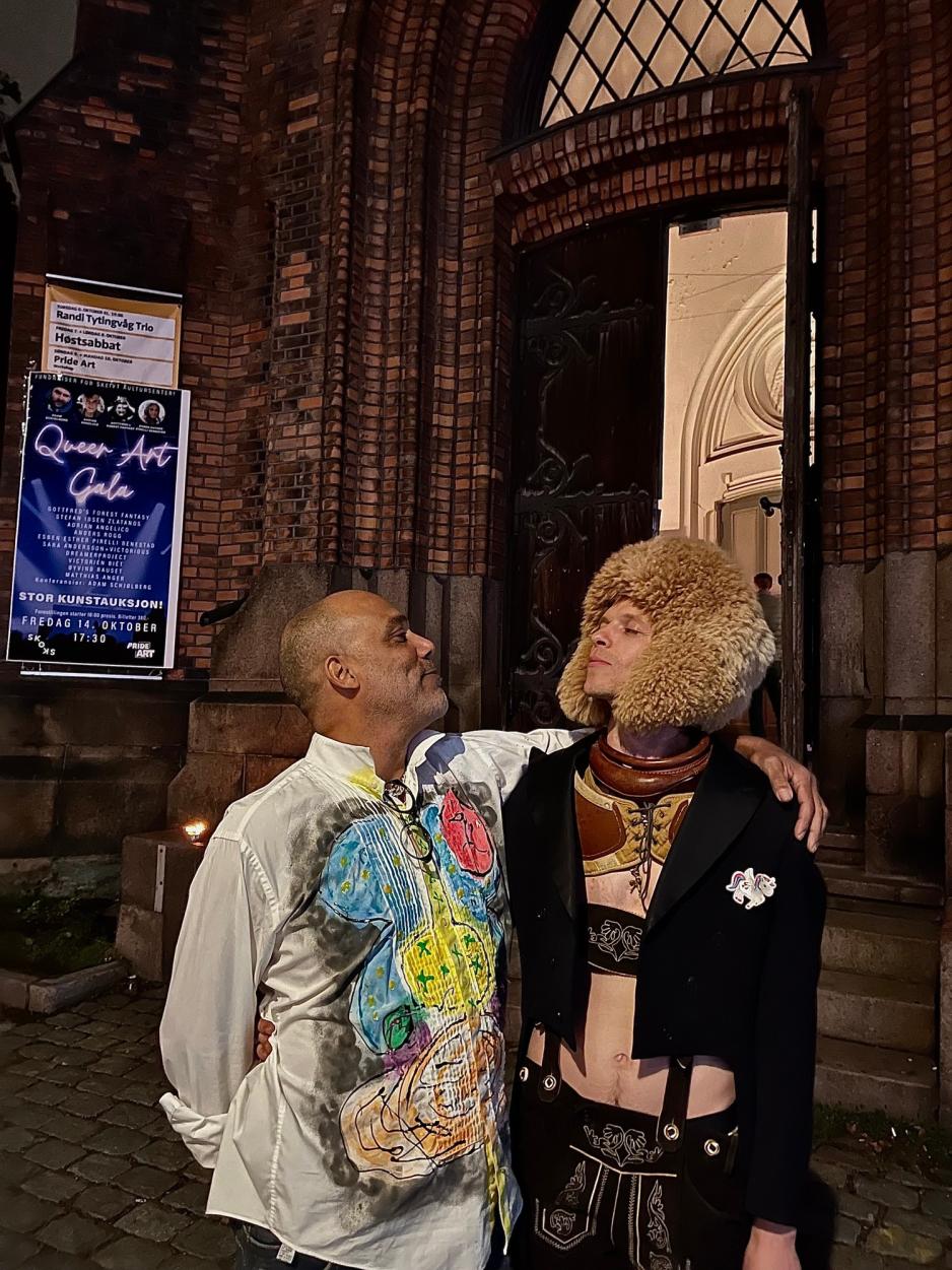 Frederick Nathanael og Malcolm McKerlie-Hollist st&aring;r utenfor Jakob Kirke og smiler mot hevrandre