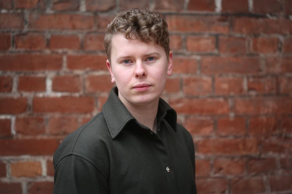 En mann med kr&oslash;ller ser alvorlig ut