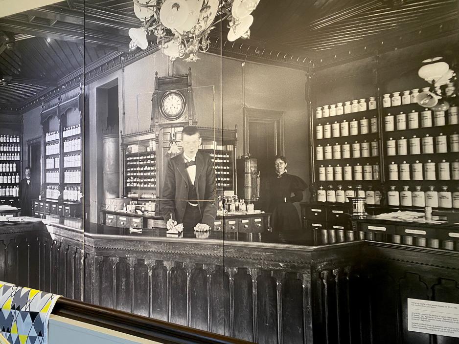 Fremstilling av hvordan et apotek s&aring; ut i Arbeidermuseet