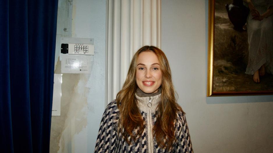 Frida Eikeseth fra arkitekturoppr&oslash;ret arrang&oslash;r gr&oslash;ssmedalje 