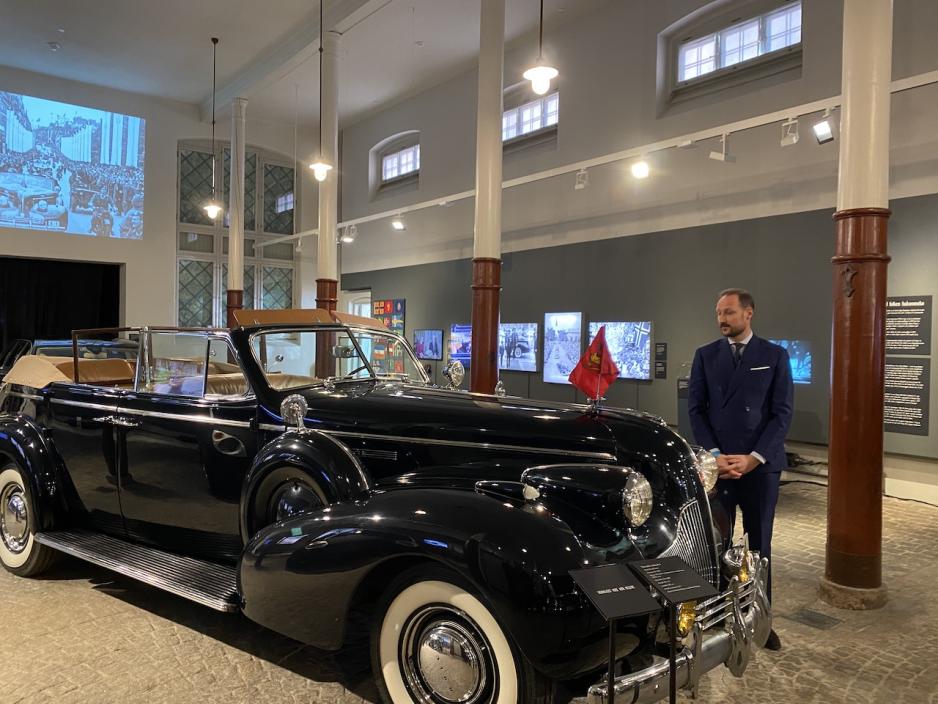 Kronprins H&aring;kon viser frem frigj&oslash;ringsbilen