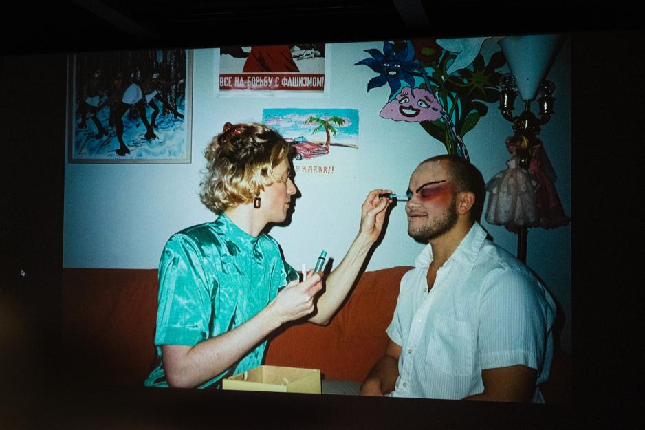 Bilde av vennene til Marin H&aring;skjold som sminker hverandre.