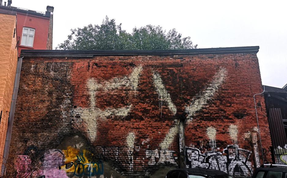 Grafittigruppa FY har tagget p&aring; en vegg p&aring; T&oslash;yen. 