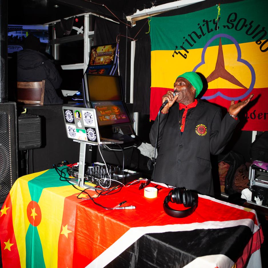 Robbert Benjamin lener seg bakover og reiser h&aring;nda.