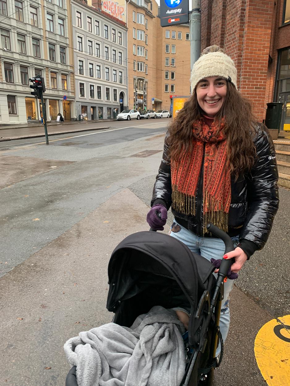 Ung kvinne p&aring; trilletur med s&oslash;nnen sin utenfor OsloMet