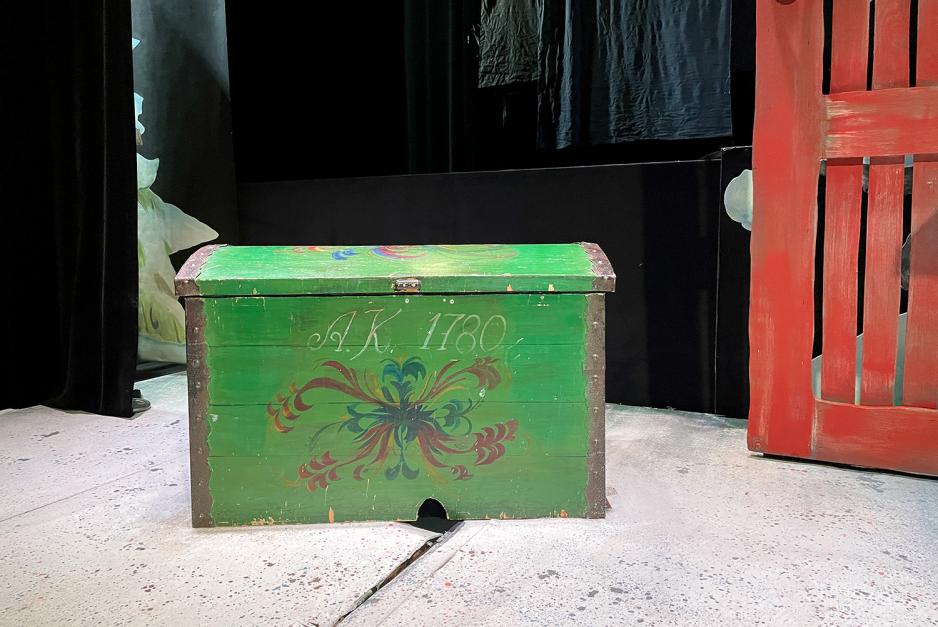 Bildet viser en gr&oslash;nn gammel kiste som er rekvisitt i juleforestillingen p&aring; Oslo Nye Trikkestallen.