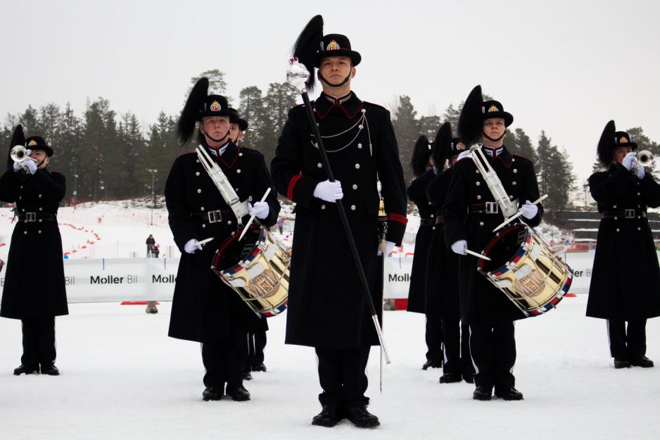 Hans Majestet Kongens Garde st&aring;r oppstilt og spiller "Holmenkollmarsj" skrevet av Allan Johanson
