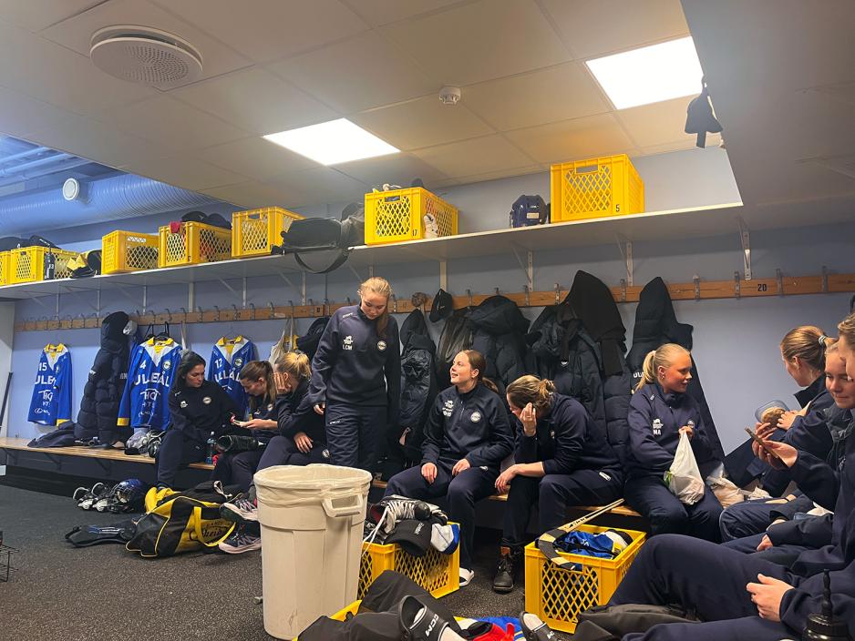 I en garderobe. Laget gj&oslash;r seg klarer til kamp.