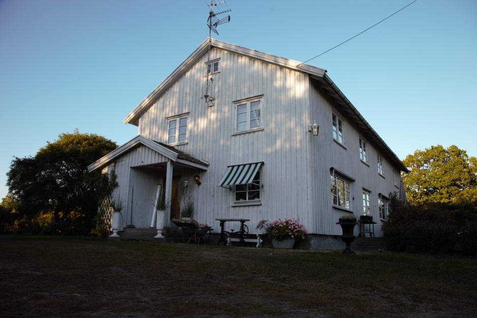 Et hvitt g&aring;rdshus