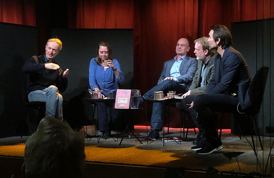 Historiker F&oslash;rland snakker om 1968-bevegelsen foran et publikum. 