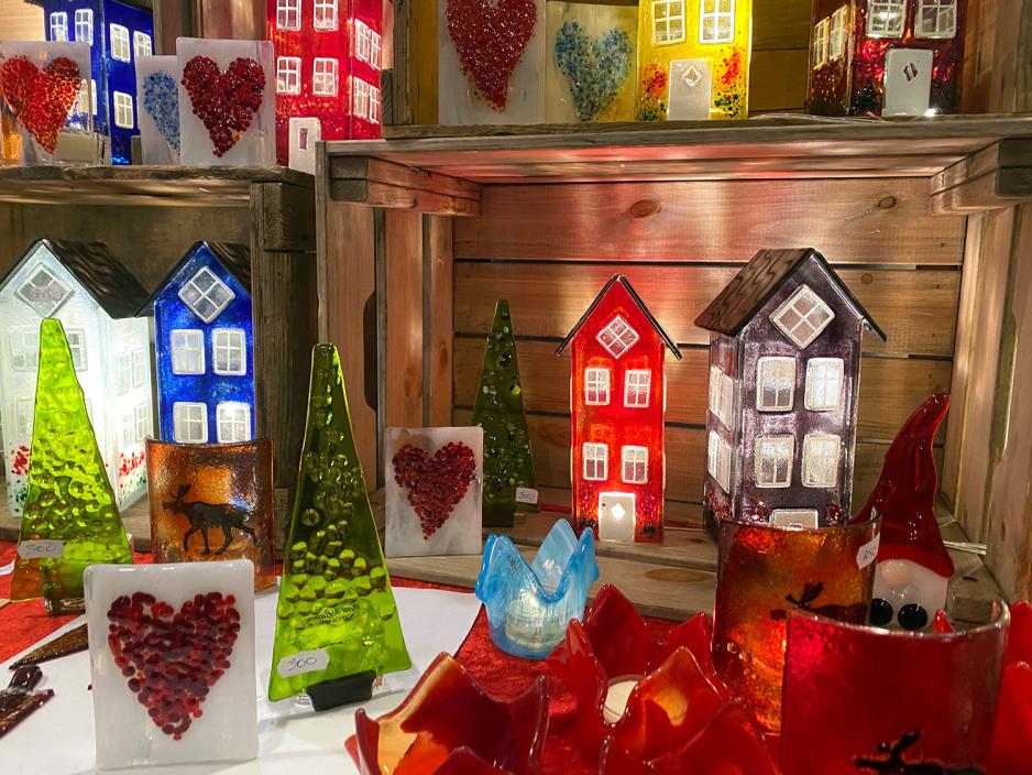 Glasskunst og lys p&aring; et bord