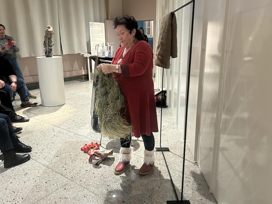 Her viser Eikjok hvordan man skal bruke sennegress i samisk fott&oslash;y som skaller og komager.