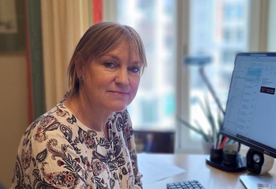 Grethe Wold stortingsrepresentant for SV p&aring; sitt kontor p&aring; Stortinget