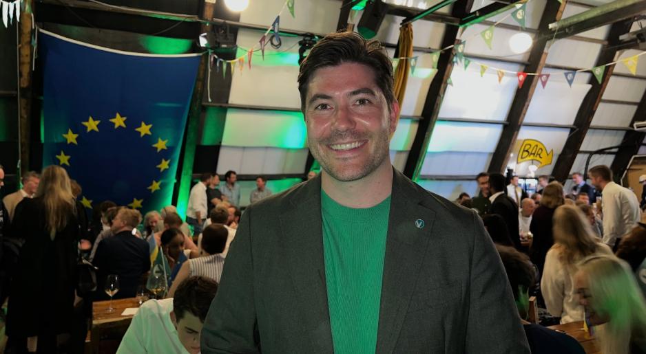 Grunde Almeland smiler, da det er god stemning p&aring; Venstre sin valgvake 