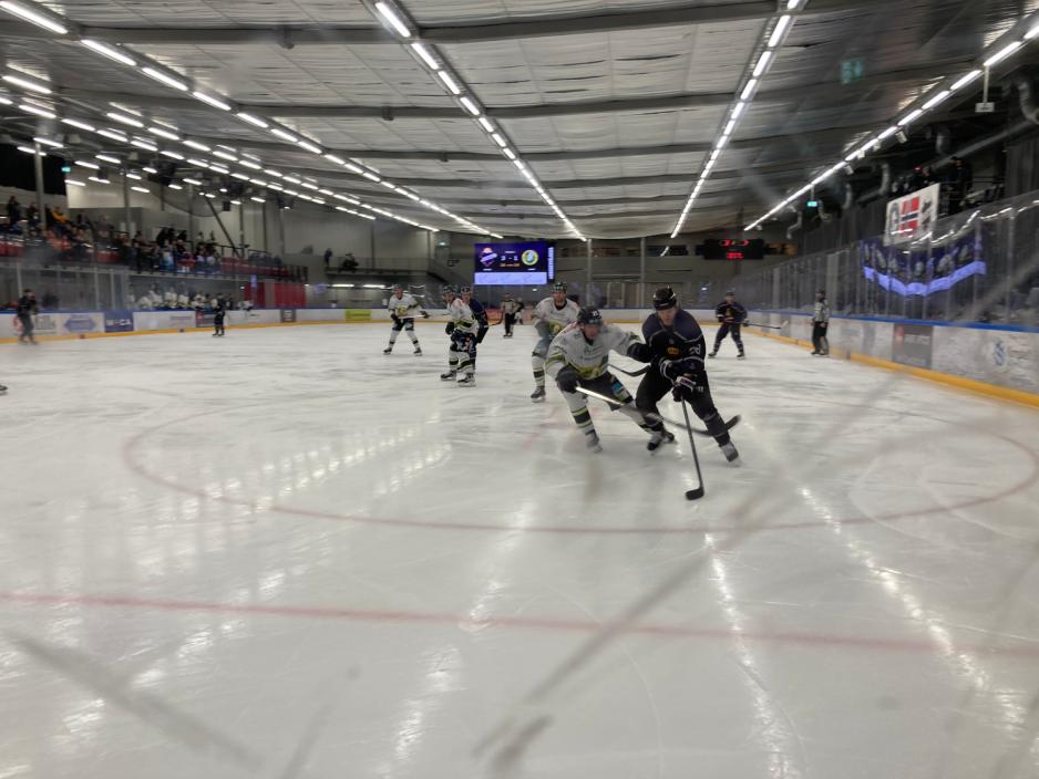Hockeyspiller f&oslash;rer pucken i fart