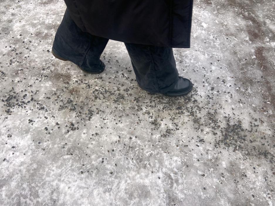 Sn&oslash; og grusbelagt vei